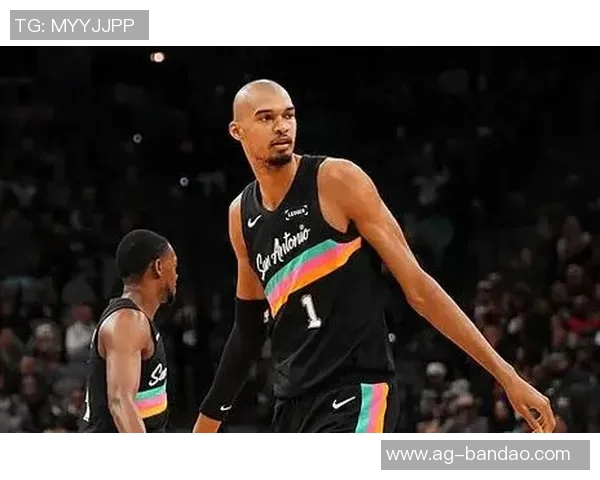 光头兄弟团齐聚社媒凯尔登晒好友统一发型与文班理发瞬间 光头兄弟团齐聚社媒凯尔登晒好友统一发型与文班理发瞬间